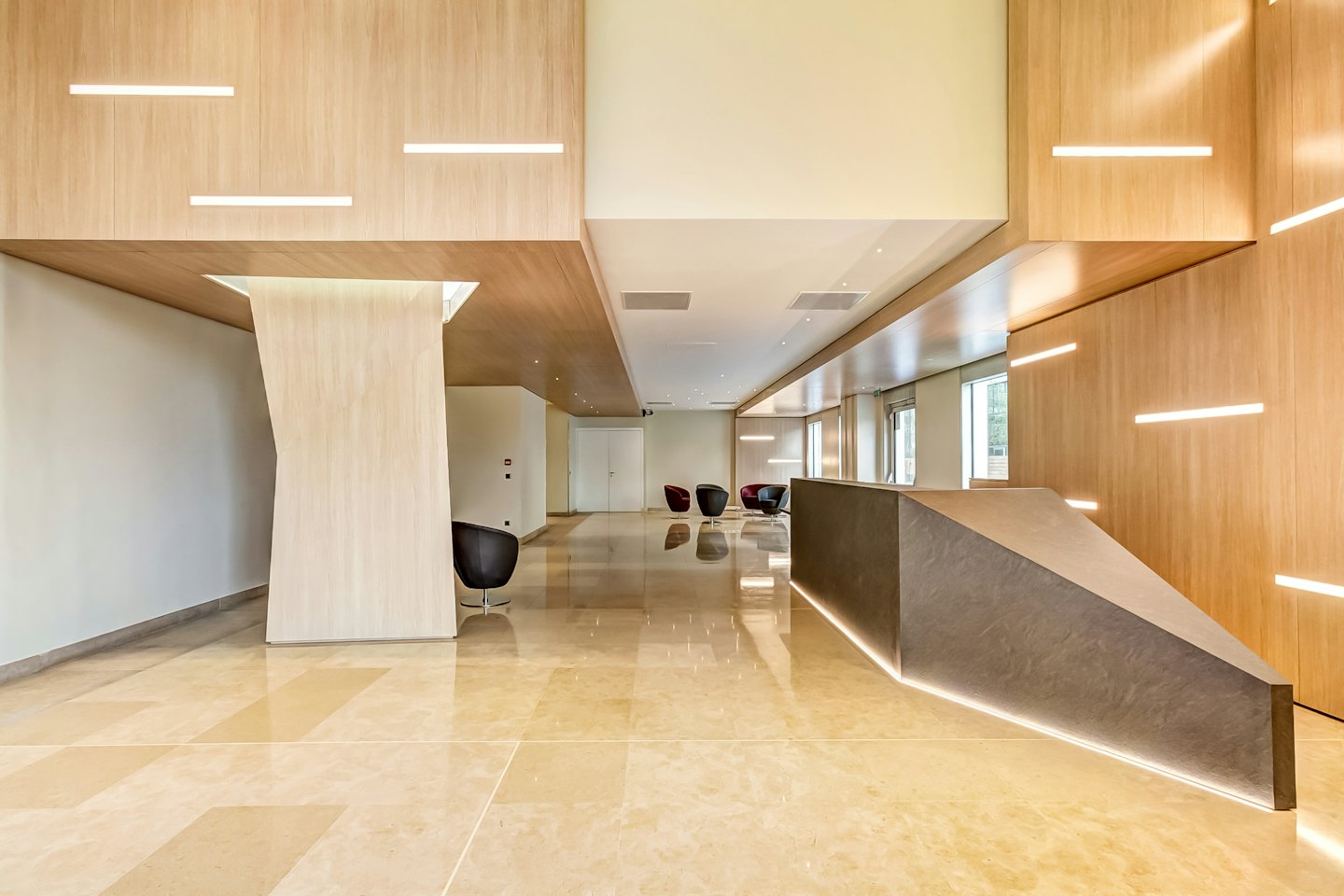 Lobby moderna con pannelli in legno e reception.